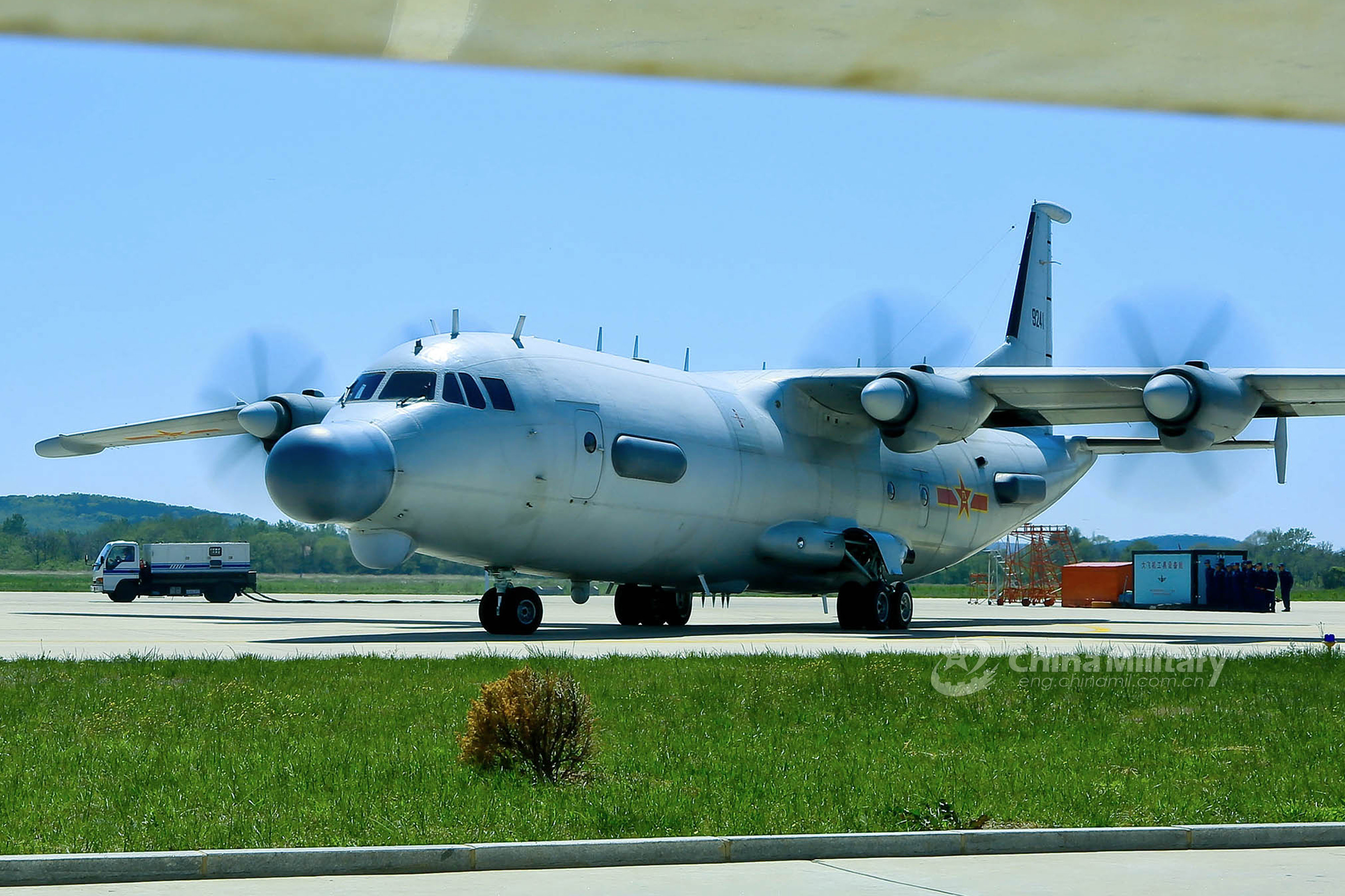 运8侦察机从辽东半岛机场起飞演练跟踪任务