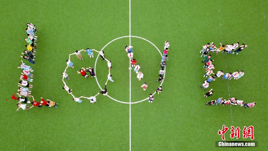 江西小学生脑洞大开航拍创意毕业照