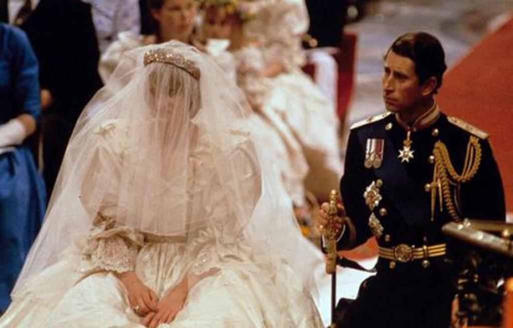 同是嫁给查尔斯,戴安娜王妃的婚礼7亿人观看,卡米拉只有28人!