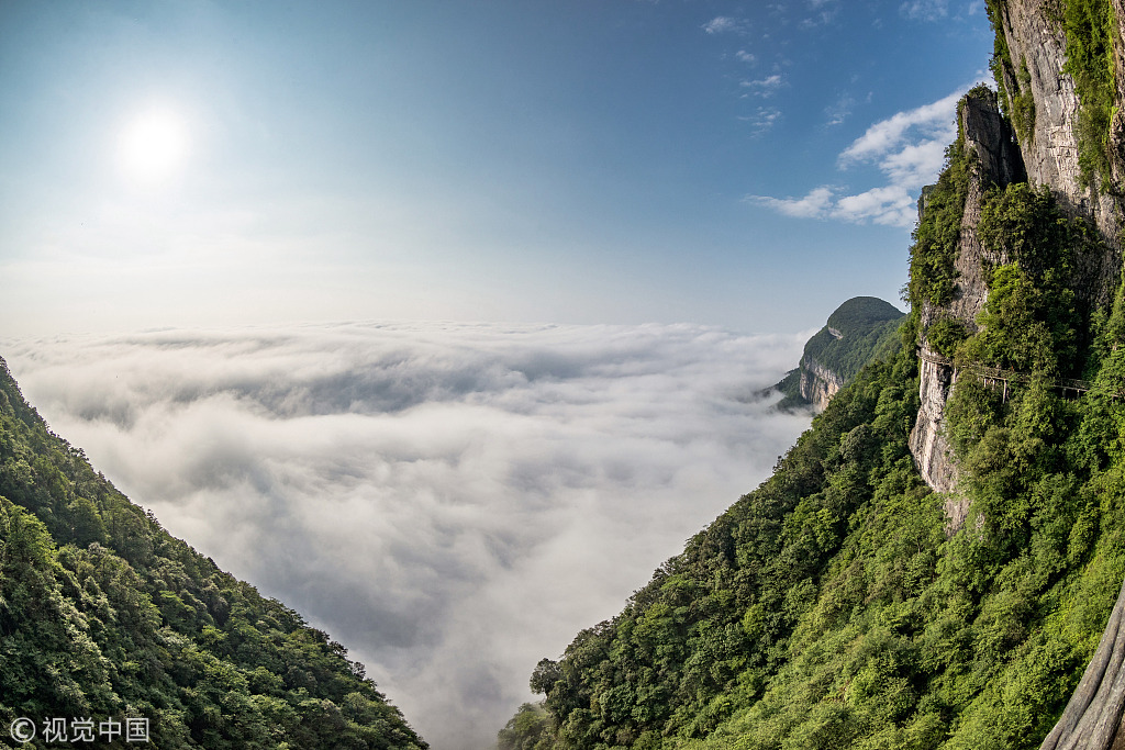 16 重慶:雨後金佛山雲霧繚繞似畫作