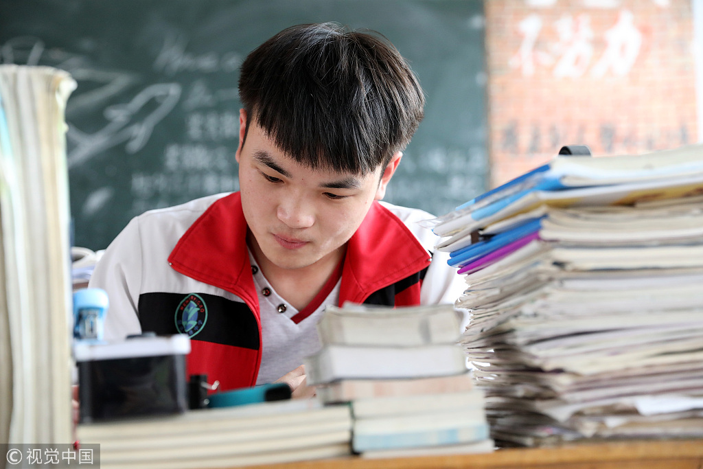 12 河南焦作:全国高考临近 考生复习进入冲刺阶段