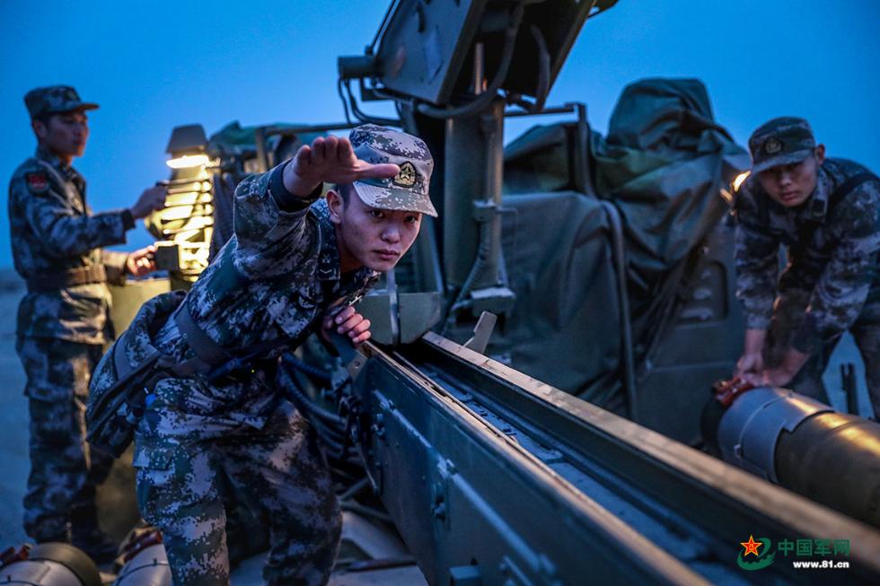 炮兵旅万里机动02远程火力群戈壁精准打击太壮观