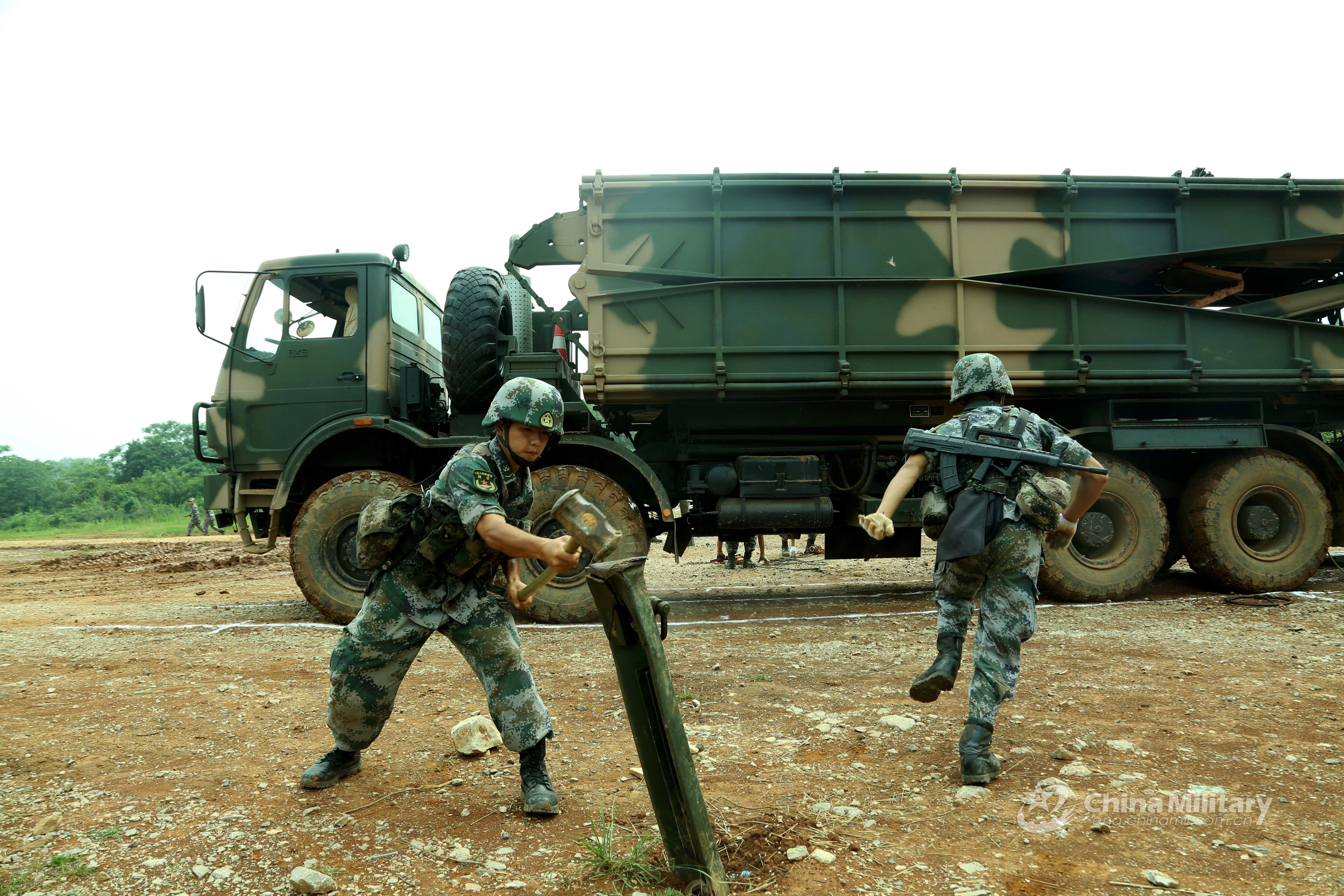 5月28日,第75集团军某旅将部队拉至野外训练场展开各专业训练考核