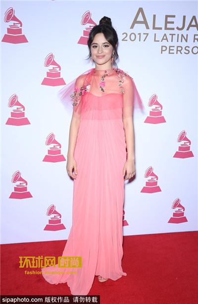 18 卡妹身高不到一米六 ,却稳稳hold住长裙!