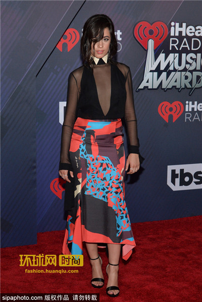 18 卡妹身高不到一米六 ,却稳稳hold住长裙!