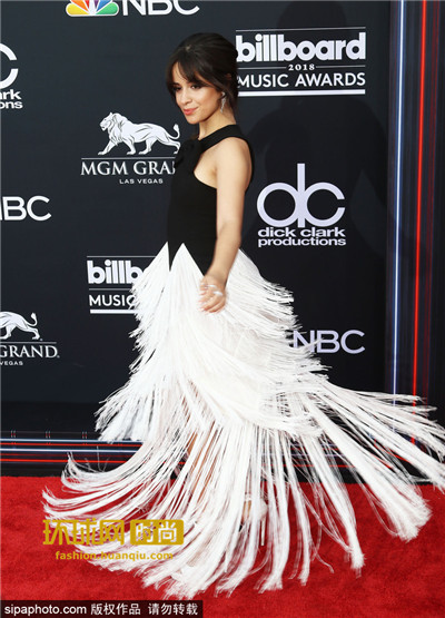 18 卡妹身高不到一米六 ,却稳稳hold住长裙!