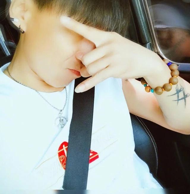 陈羽凡最近出席演唱会庆功宴的照片，也是心情大好，已经忘记之前白百何“出轨”事件的伤害。