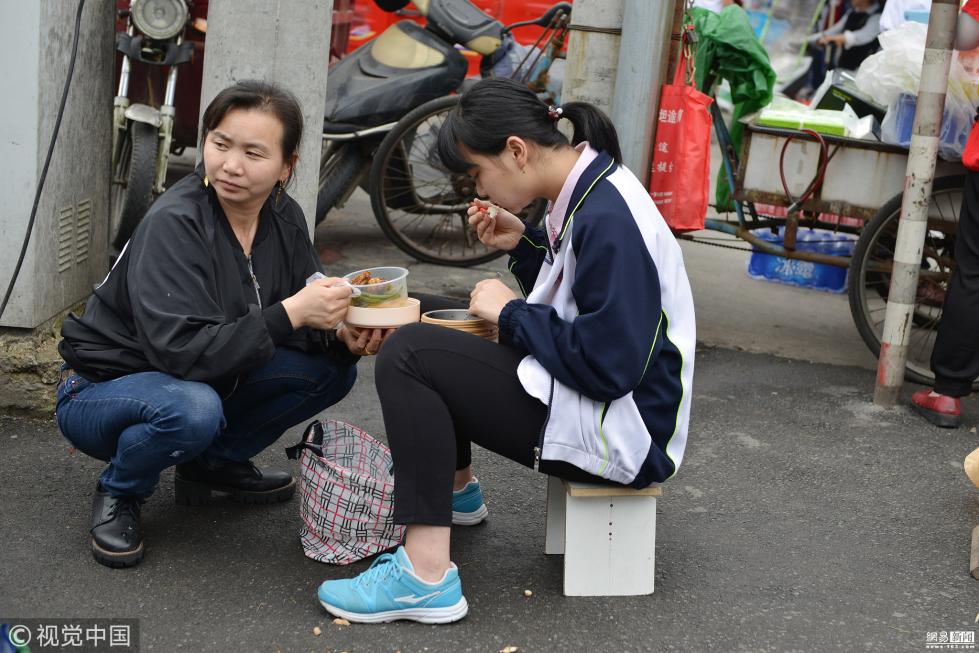 高考臨近毛坦廠中學家長送飯手當餐桌