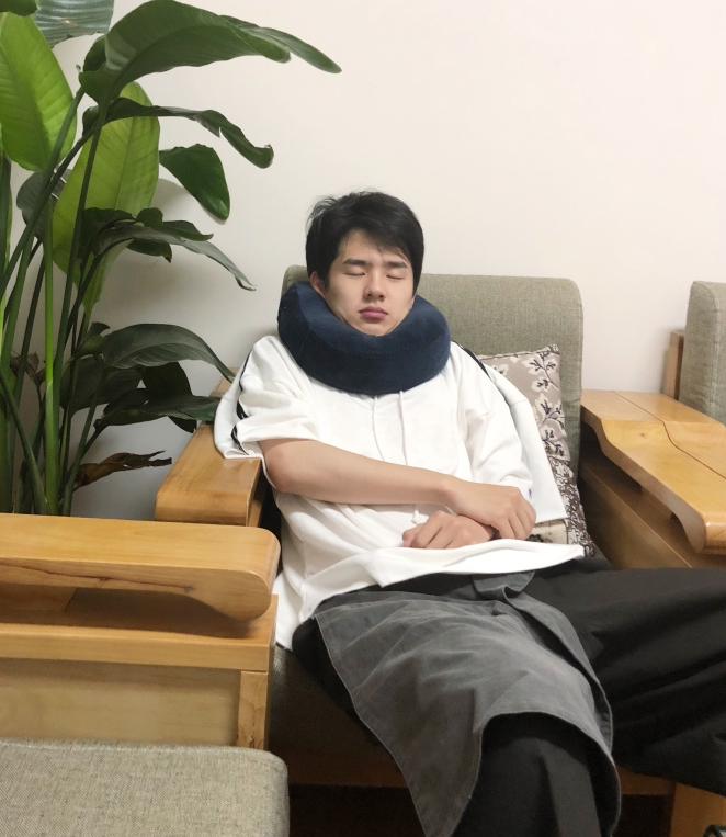 国民弟弟刘昊然片场小憩u型枕挤出双下巴