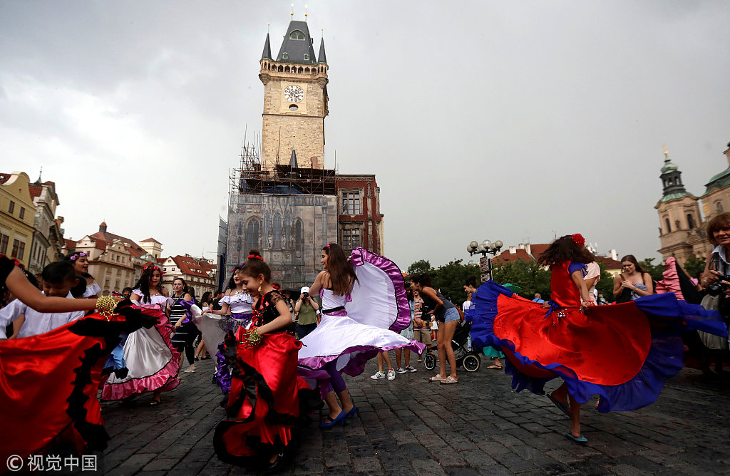 捷克掀起世界罗姆人节狂欢 参与者扬大裙摆热舞