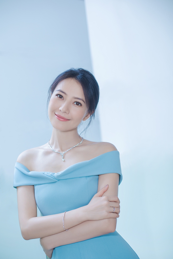 高圆圆着蓝色一字肩长裙露浅笑 气质优雅女神范尽显