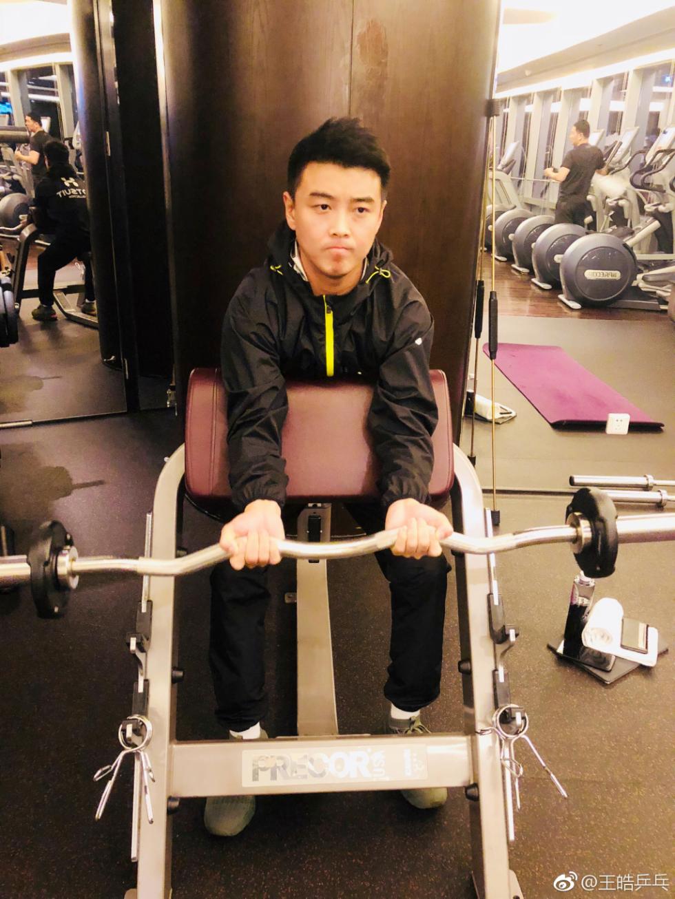 王皓揭秘瘦子养成记 深夜健身练走所有人