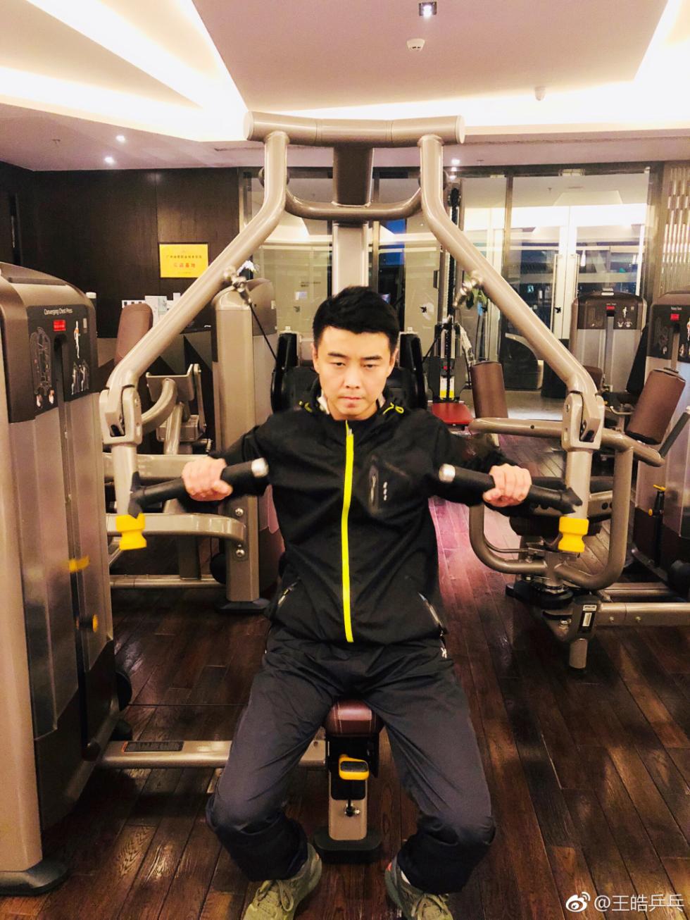 王皓揭秘瘦子养成记 深夜健身练走所有人