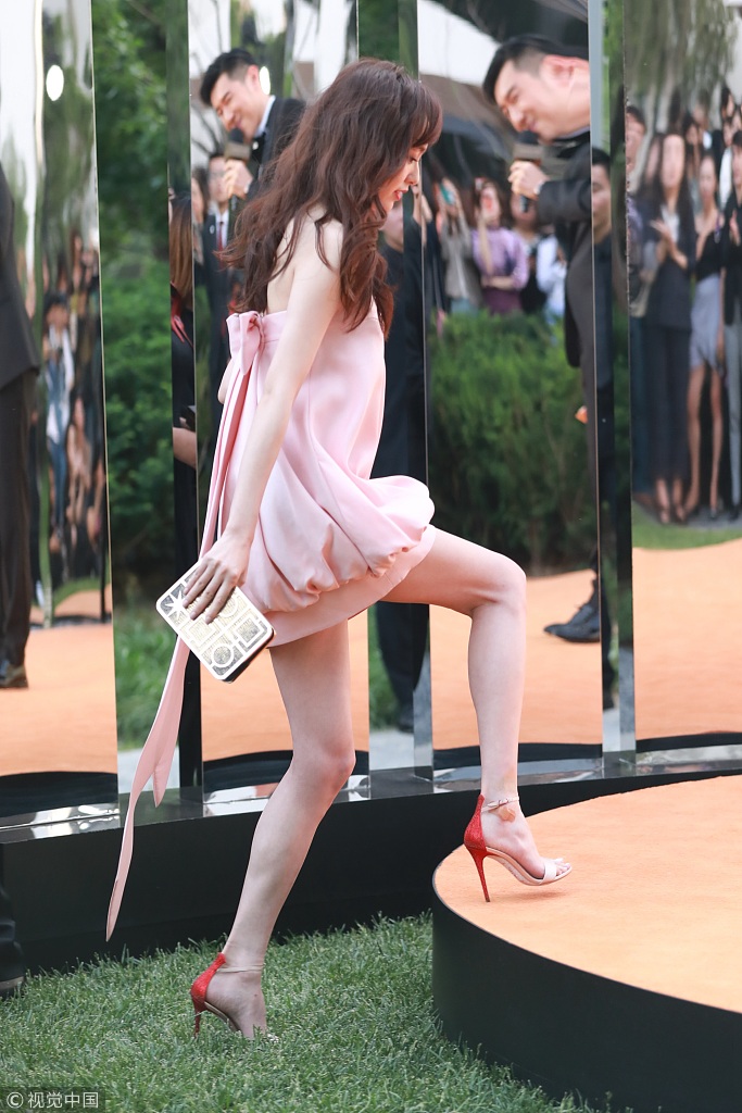 唐嫣长腿又白又细大步流星气场十足