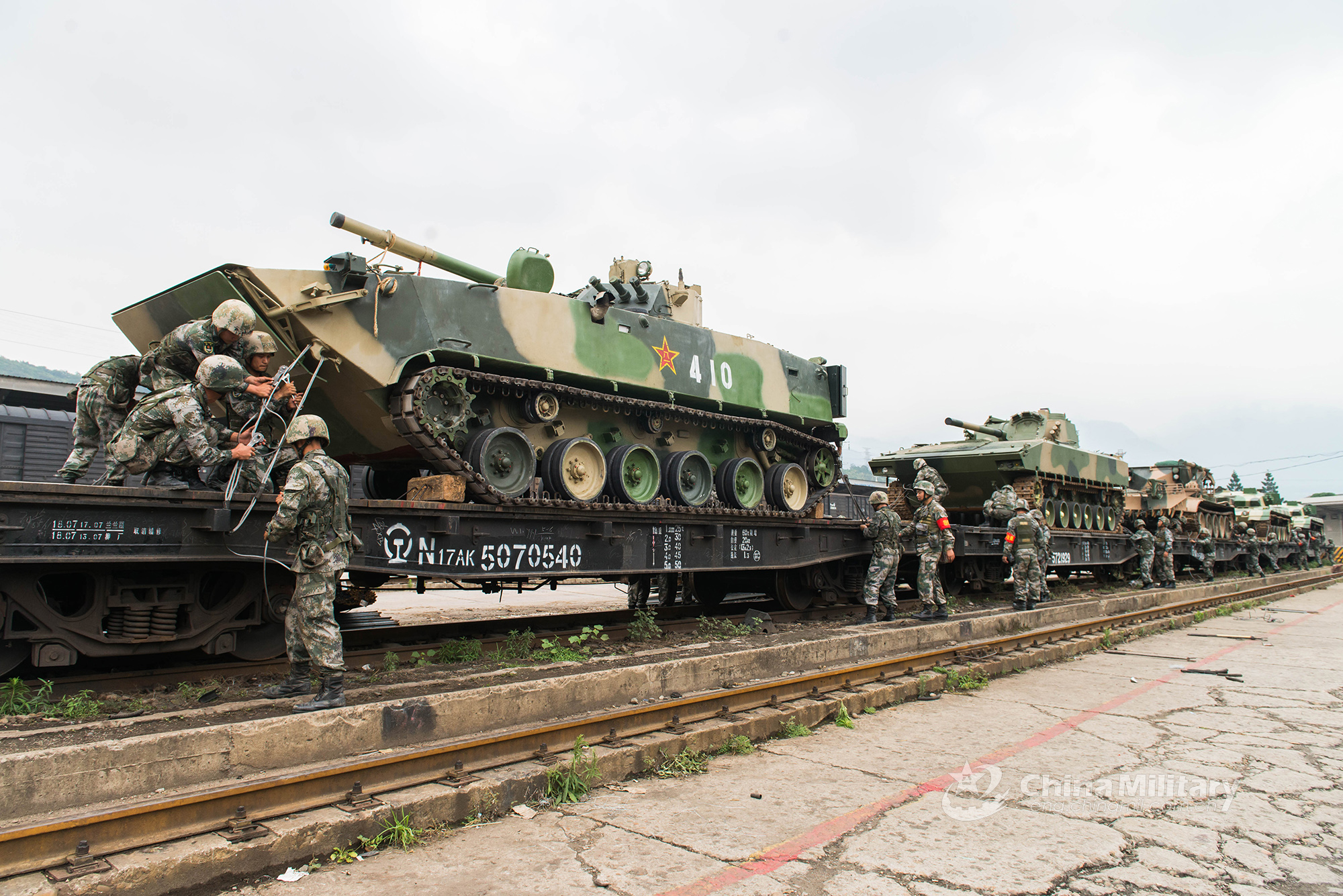 5月31日,第73集团军某合成旅在某站台组织重型装备铁路输送装卸载训练