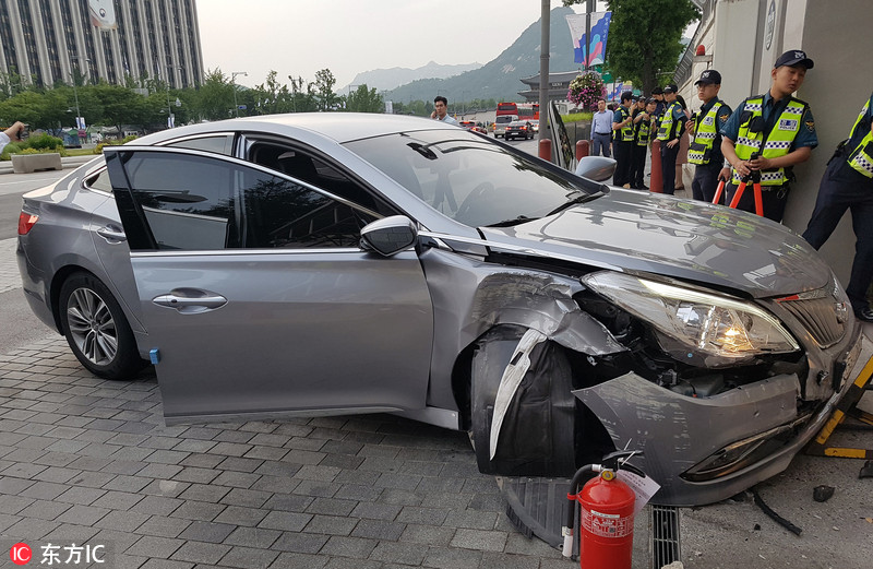 4 美国驻韩大使馆铁门遭到一辆汽车冲撞