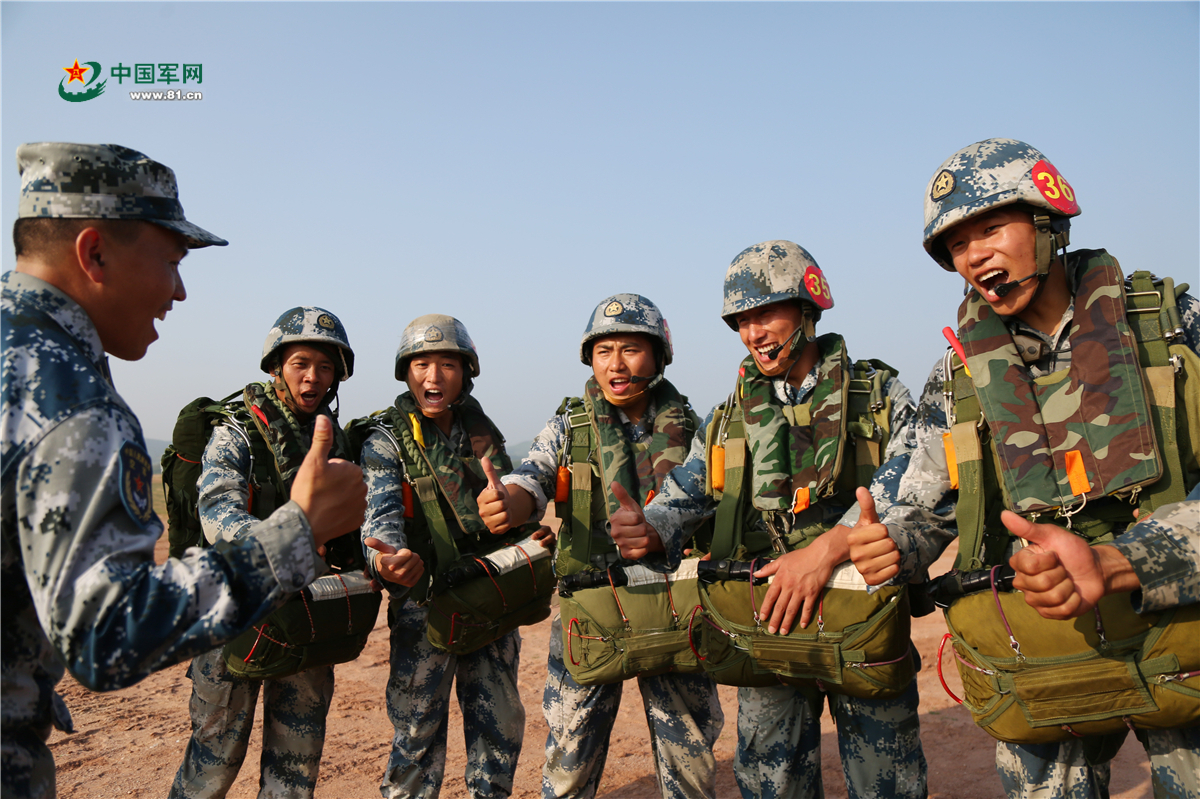 真实版"吃鸡":空降兵从直升机上一跃而下