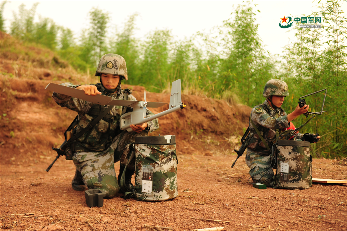 侦察兵用的望远镜看起来很先进
