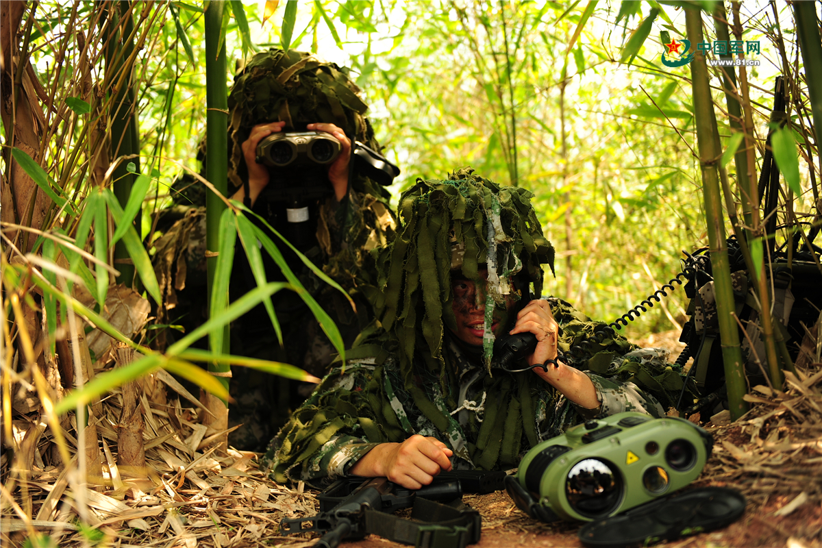 侦察兵用的望远镜看起来很先进