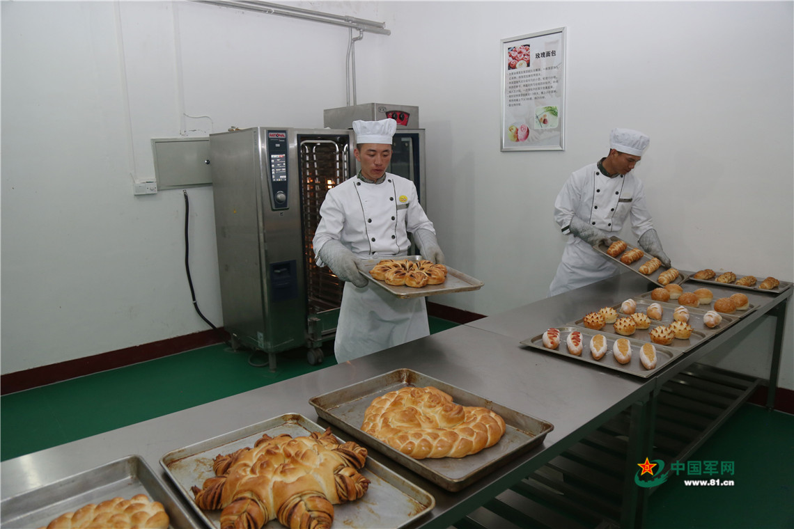 刚出炉的面包.现在,集训队的队员能制作十五种面包.