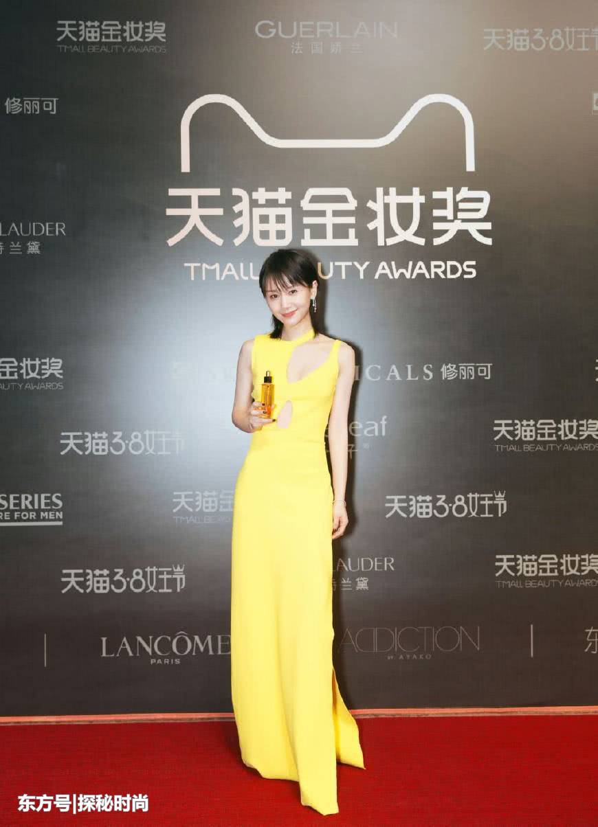 这样镂空的设计可以不是身材一般的人能随便穿出来的,万一肉肉多了点,那可就丢脸丢大发了。