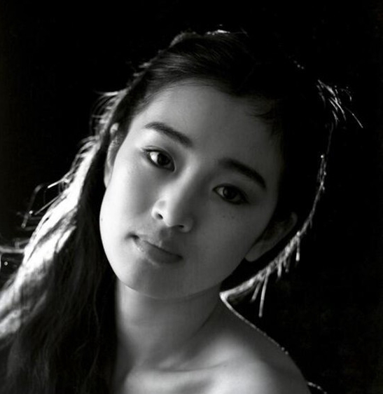 巩俐30年前旧照曝光:清纯甜美气质出众