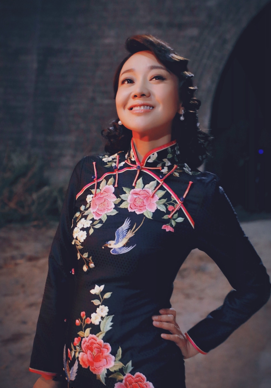 47岁闫妮穿大花旗袍身姿窈窕尽展熟女风情