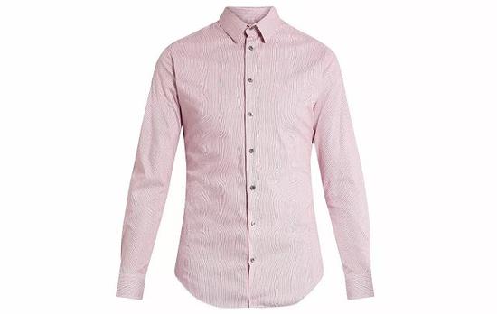 ● Giorgio Armani 窄窄的红色条纹衬衫，让面料看起来有种复杂的质感。