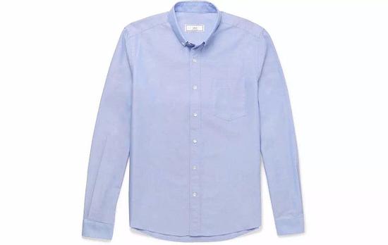 ● AMI 的经典牛津布衬衫，色调温柔，剪裁是贴心的 Slim-fit。