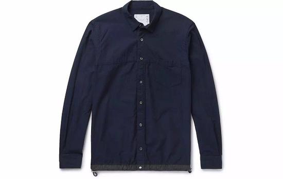● Sacai 总能以出人意料的细节取胜，这件藏青色衬衫的可收缩下摆就非常心机。