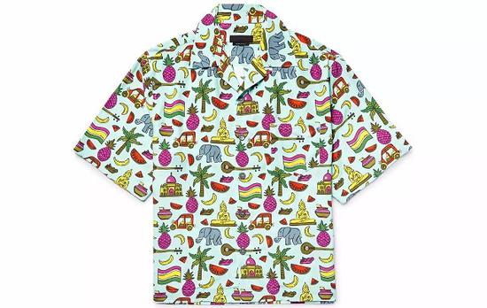 ● 想买一件作为 Statement Piece，可以试试 Prada 的印花短袖T恤。