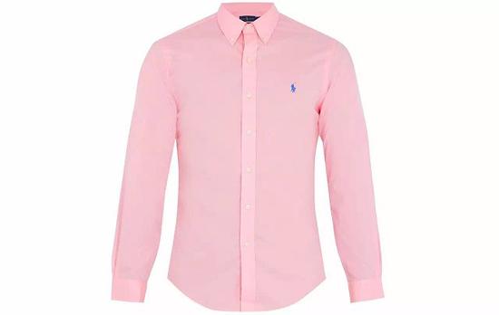 ● Polo Ralph Lauren 的桃粉色衬衫上，还有标志性的撞色 Logo。