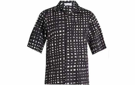 ● Raey 灵感来自棕榈树影的印花衬衫更加素雅。