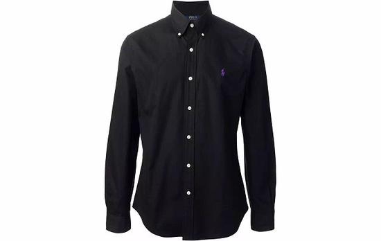 ● Polo Ralph Lauren 的黑色衬衫上有白色的纽扣点缀，有点可爱。