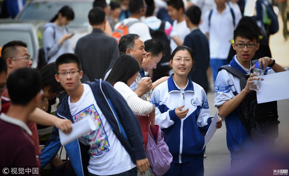 清华大学2018年自主招生开考考生排队进场