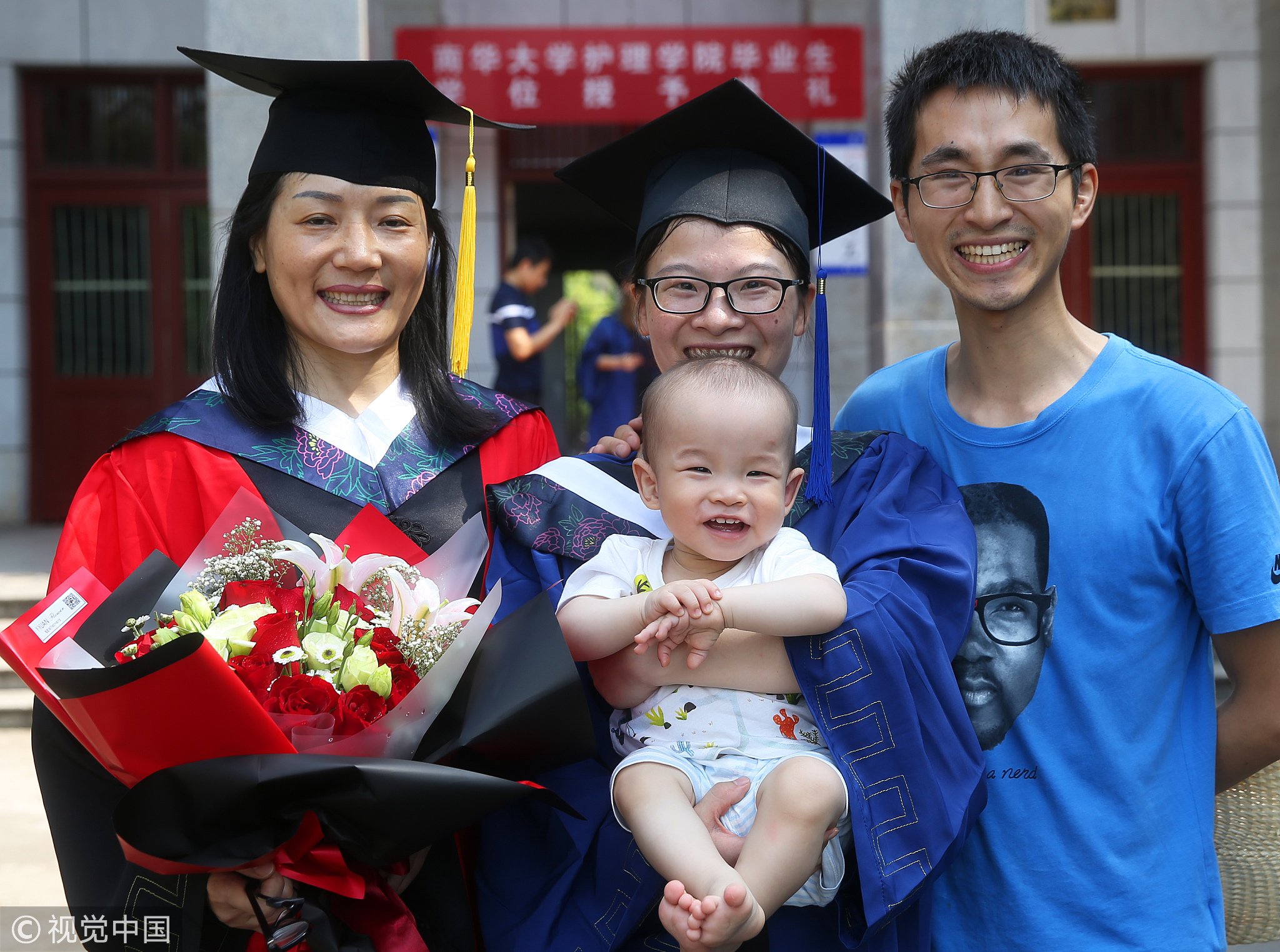 这12个宝宝陪读生也来到毕业礼现场一起参加妈妈的毕业礼,场面幸福满满、温馨动人。