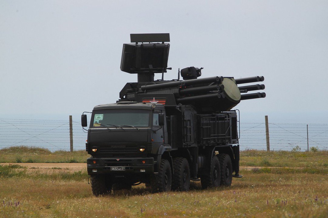 铠甲-s1综合防空系统,部署在克里米亚南部,为s-400远程防空导弹提供