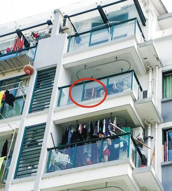 女子五楼坠落毫发未伤 一床棉被救了她