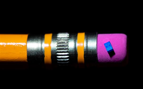 这张照片展示了Intel在铅笔橡皮上新的量子计算芯片