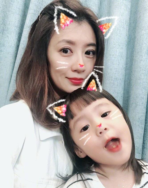 贾静雯晒咘咘新造型,呆萌呆萌的超可爱,三双大眼睛真让人羡慕