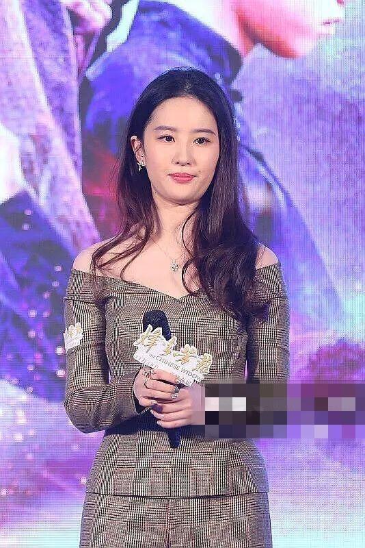 还记得《武林外传》里面的佟掌柜吗?那些年记忆中的闫妮好像是这样的。