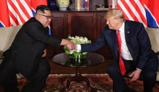 6月12日，朝鲜最高领导人金正恩(左)与美国总统特朗普在新加坡举行会晤。新华社 图