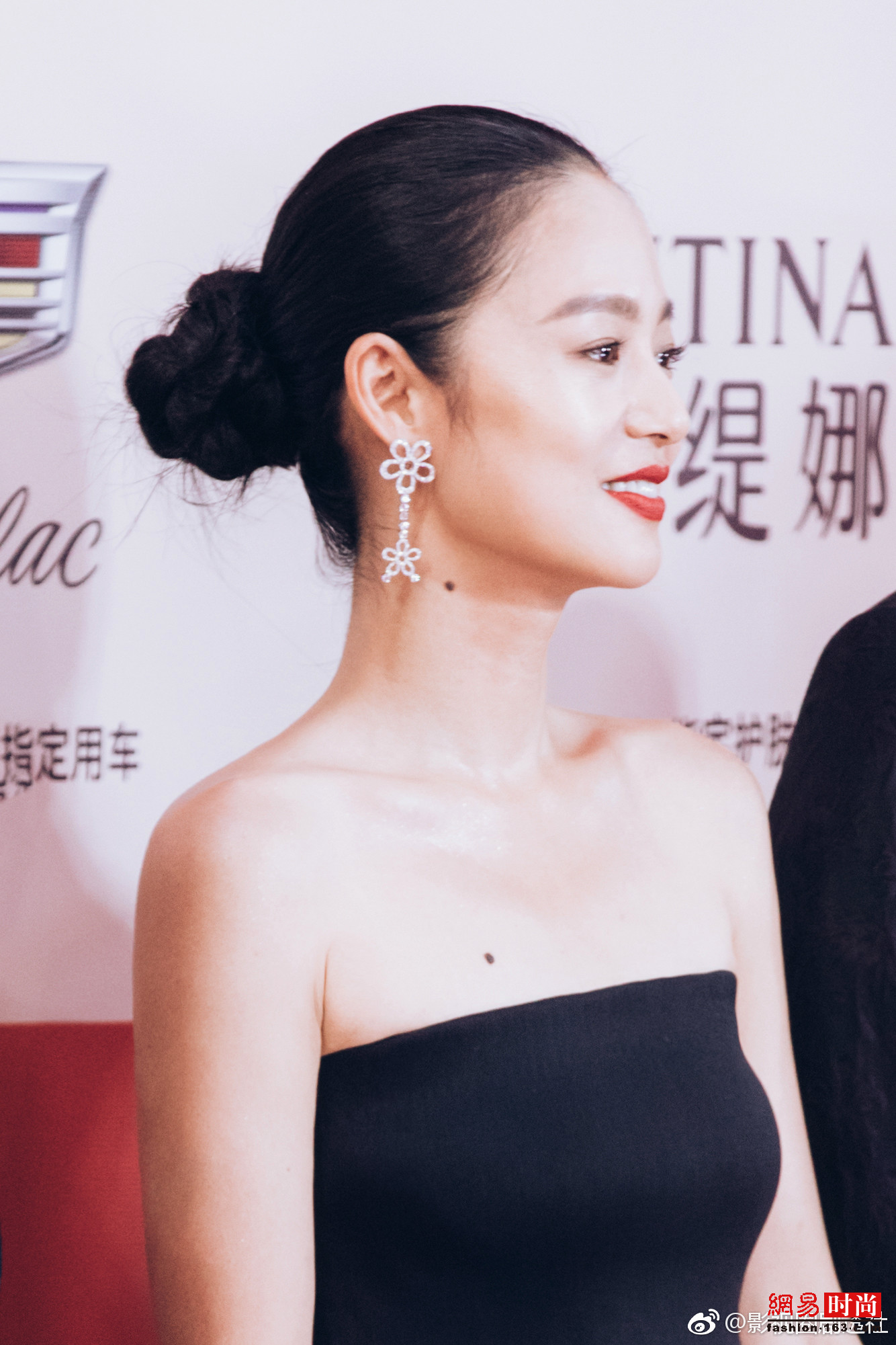 周韵红毯亮相美哭网友 夸赞姜文太会娶了