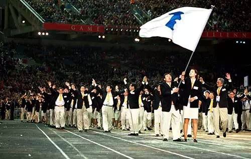 2000年悉尼奥运会开幕式，朝韩双方使用象征朝鲜半岛统一的旗帜携手入场