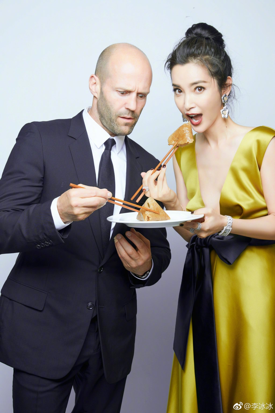 李冰冰与杰森斯坦森吃粽子合照两人靠肩亲密十足