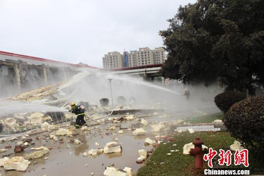 救援人员正在现场用水泄漏的氨气进行稀释。 刘忠俊 摄