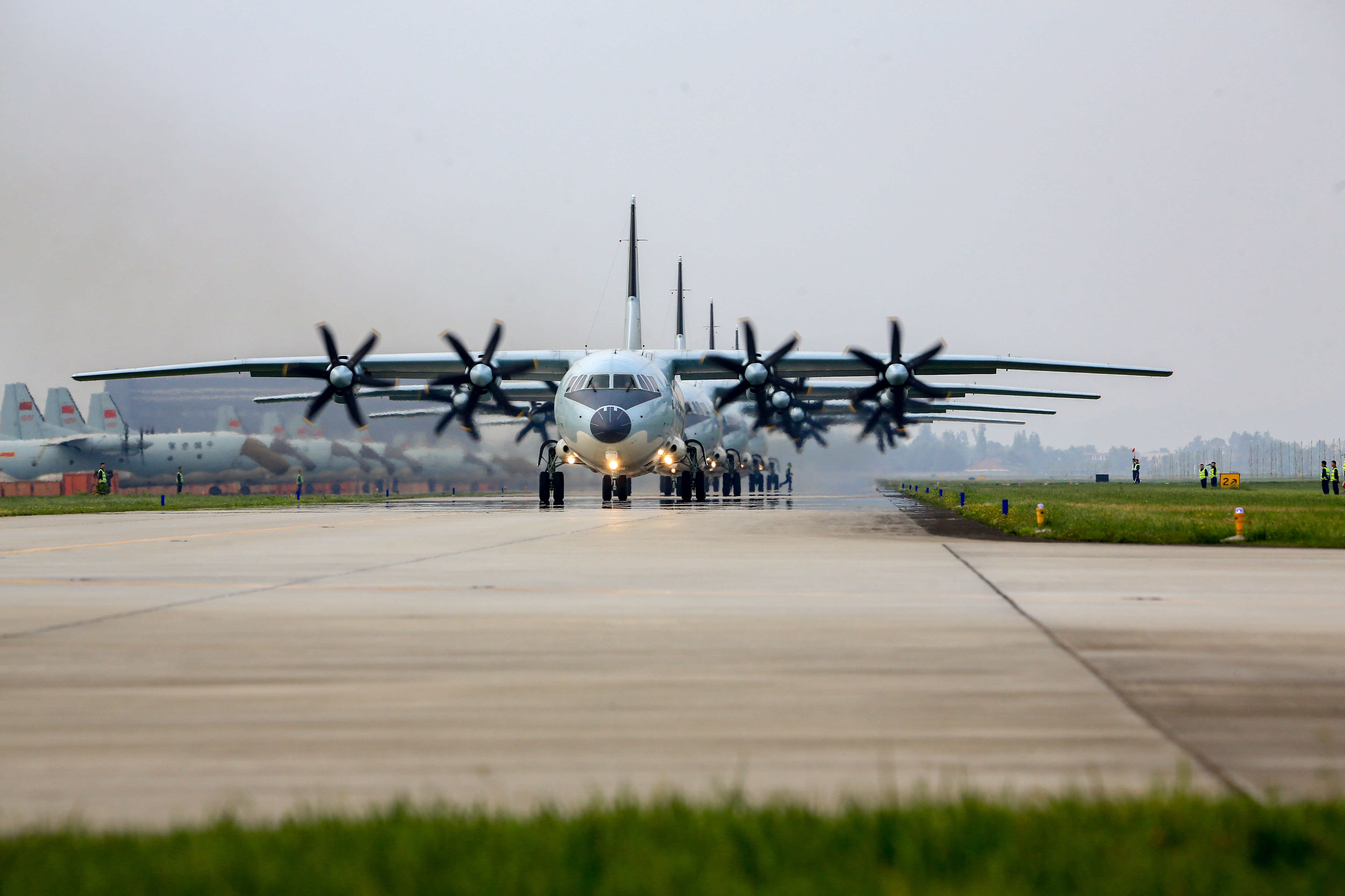 大片既视感:我军西部战区歼11玩大象漫步