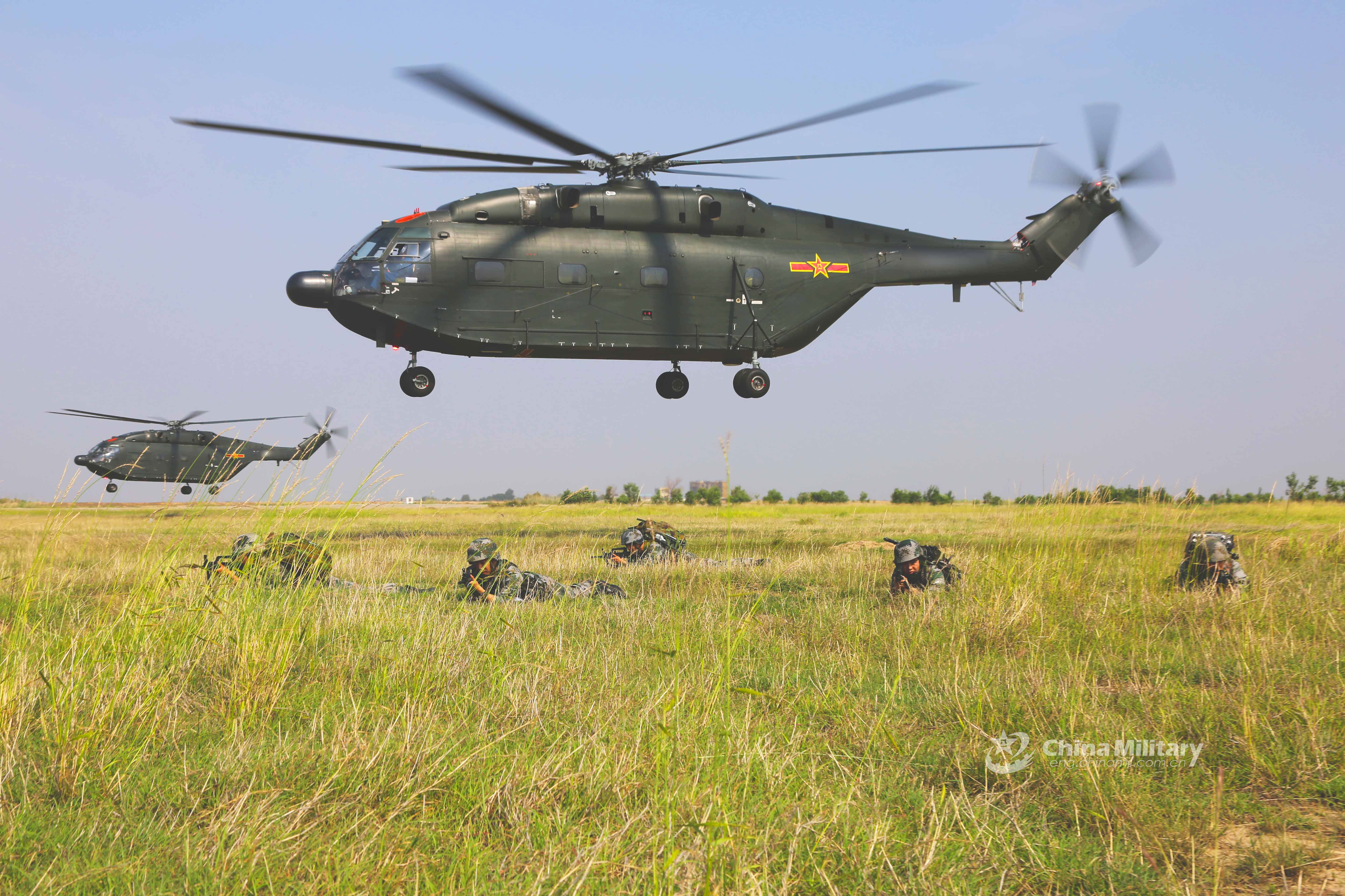 陆航直8g直升机吊挂山猫战车练快速突击