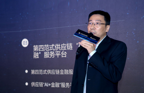 图为第四范式供应链“AI+金融”服务平台负责人李云鹏演讲