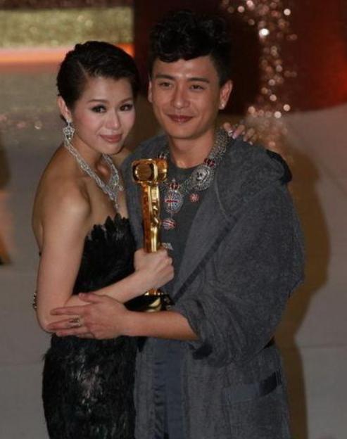 胡杏儿晒一家三口合照却暴露了自己的一个小隐患